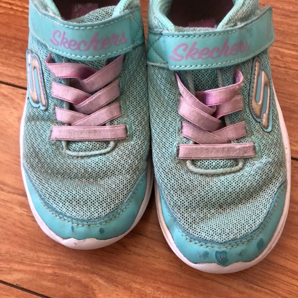 Girl’s size 12 Sketcher runners - Picture 4 of 8